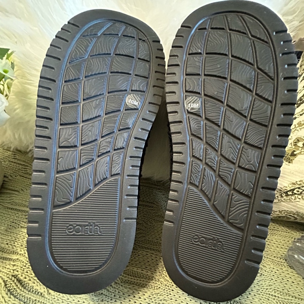 Earth Cozy Black Sherpa Slip-On Slippers - Picture 7 of 7